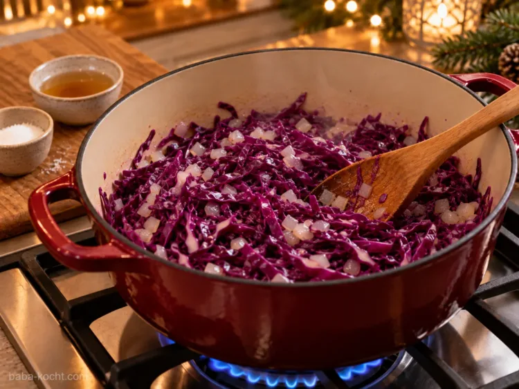 Fein geschnittener Rotkohl wird mit Zwiebeln angeschwitzt und mit Apfelessig abgeschmeckt