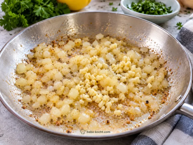 Zwiebel und Knoblauch anschwitzen – Knoblauch Butter Garnelen mit Kräuterreis Zwiebel und Knoblauch anschwitzen – Knoblauch Butter Garnelen mit Kräuterreis