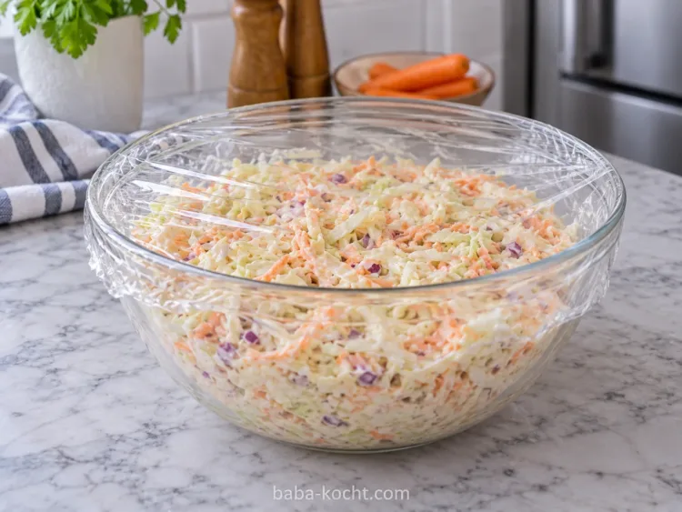 Kalt ziehen lassen – Cremiger Coleslaw mit Weißkohl, Möhren & roter Zwiebel Kalt ziehen lassen – Cremiger Coleslaw mit Weißkohl, Möhren & roter Zwiebel