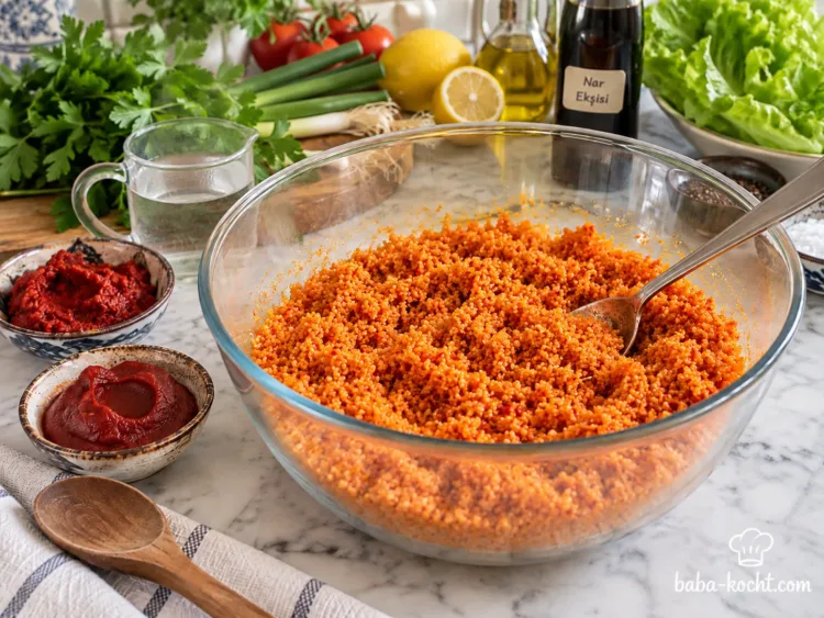 Bulgur prüfen und auflockern – Kısır Bulgur prüfen und auflockern – Kısır