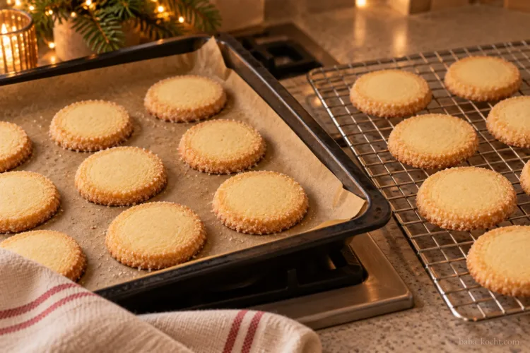 Fertig gebackene Heidesand-Plätzchen mit Zuckerrand kühlen auf einem Kuchengitter aus.