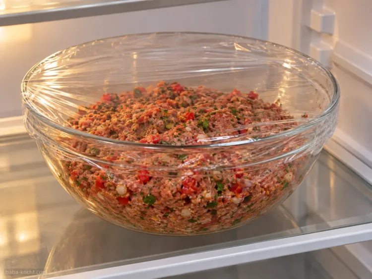 Abgedeckte Köfte-Masse zum Ruhen im Kühlschrank